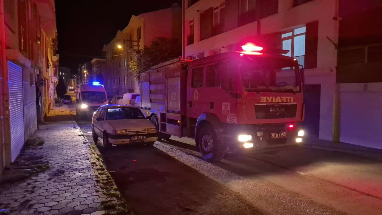Anne ve kızının yaşadığı daireden gelen ses apartmanı ayağa kaldırdı 3
